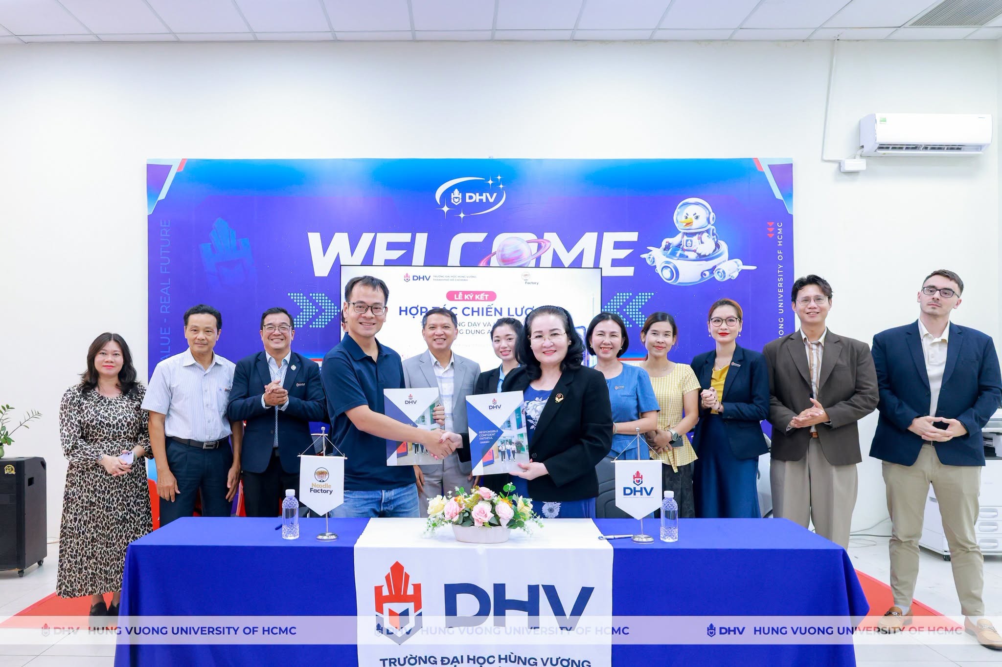 dhv-ky-ket-mou-dua-ai-vao-giang-day-1786364667.jpeg