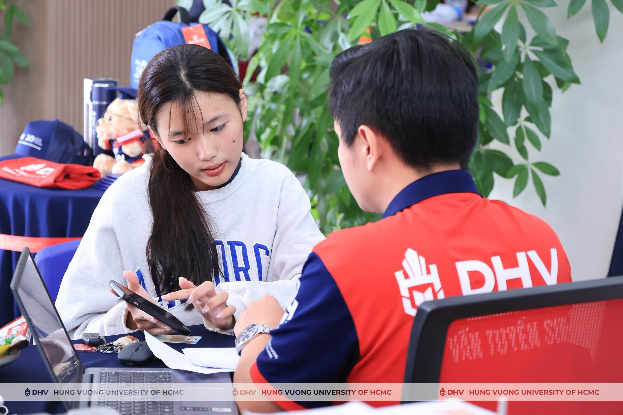 thi-sinh-2k8-tim-hieu-nhap-hoc-tai-dhv-2-1786372402.jpeg
