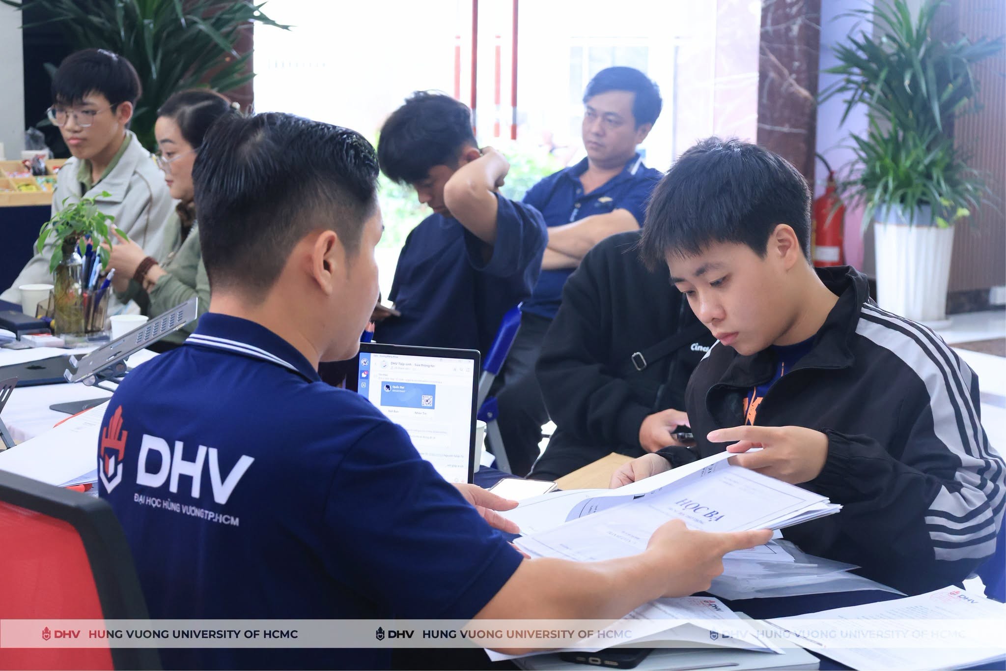 thi-sinh-2k8-tim-hieu-thu-tuc-nhap-hoc-tai-dhv-1786364656.jpeg