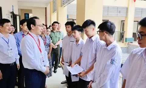 Kiểm tra trước giờ làm bài thi đầu tiên, Bộ trưởng GD&ĐT đánh giá công tác chuẩn bị
