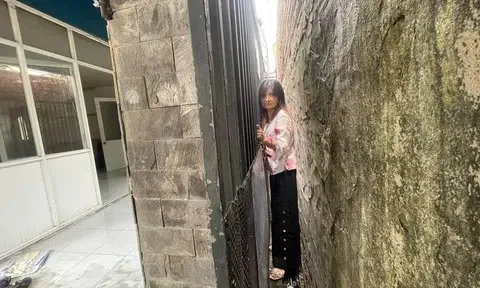 [CHÙM ẢNH] Những căn nhà bị "mắc kẹt", không có đường đi giữa khu nhà giàu