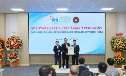 Trao chứng nhận cho trường công lập đầu tiên của Việt Nam đạt QS Stars 5 sao