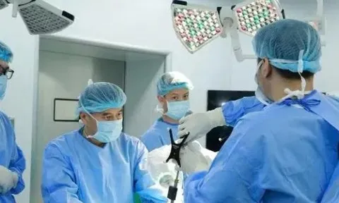 Tích hợp robot và định vị 3D, nâng cao hiệu quả phẫu thuật cột sống