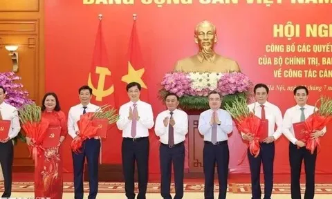 Hội nghị công bố các quyết định của Bộ Chính trị, Ban Bí thư về công tác cán bộ