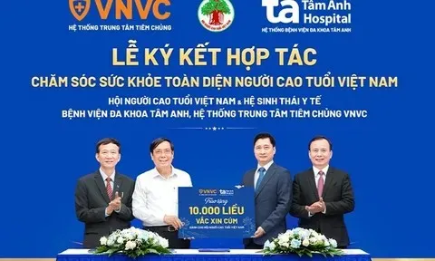 VNVC trao 10.000 liều vaccine cúm tặng người cao tuổi