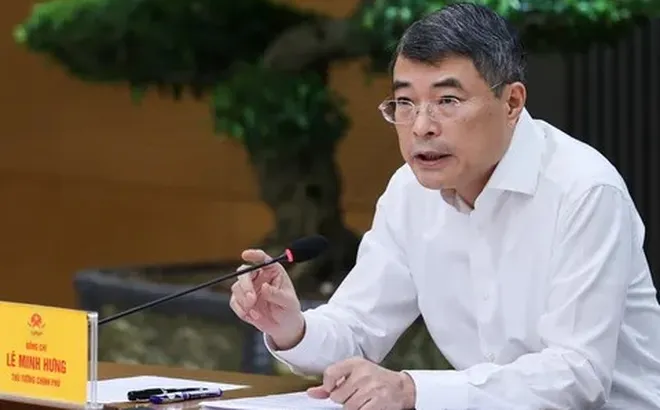 Thủ tướng: Kiểm soát chặt chẽ giá thành từ gốc với thuốc, thiết bị y tế; cương quyết loại bỏ mọi chi phí trung gian